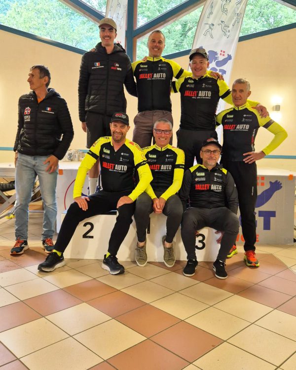 Podium avec des coureurs du Team Jallet Auto
